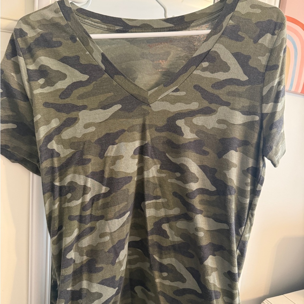 Arizona Jean Company Green Camo V-Neck Tee